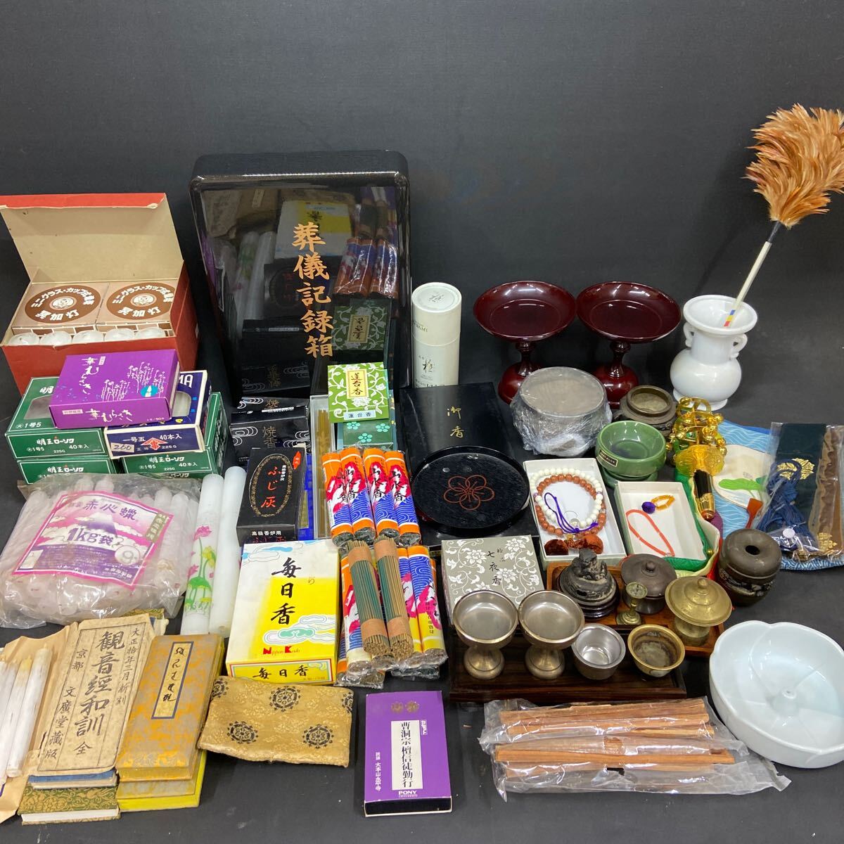 G977 【仏具 まとめて！】蝋燭 線香 教本 香立て 灰 神楽鈴 花立 数珠 仏飯器 供物台 その他 中古 保管品 現状品