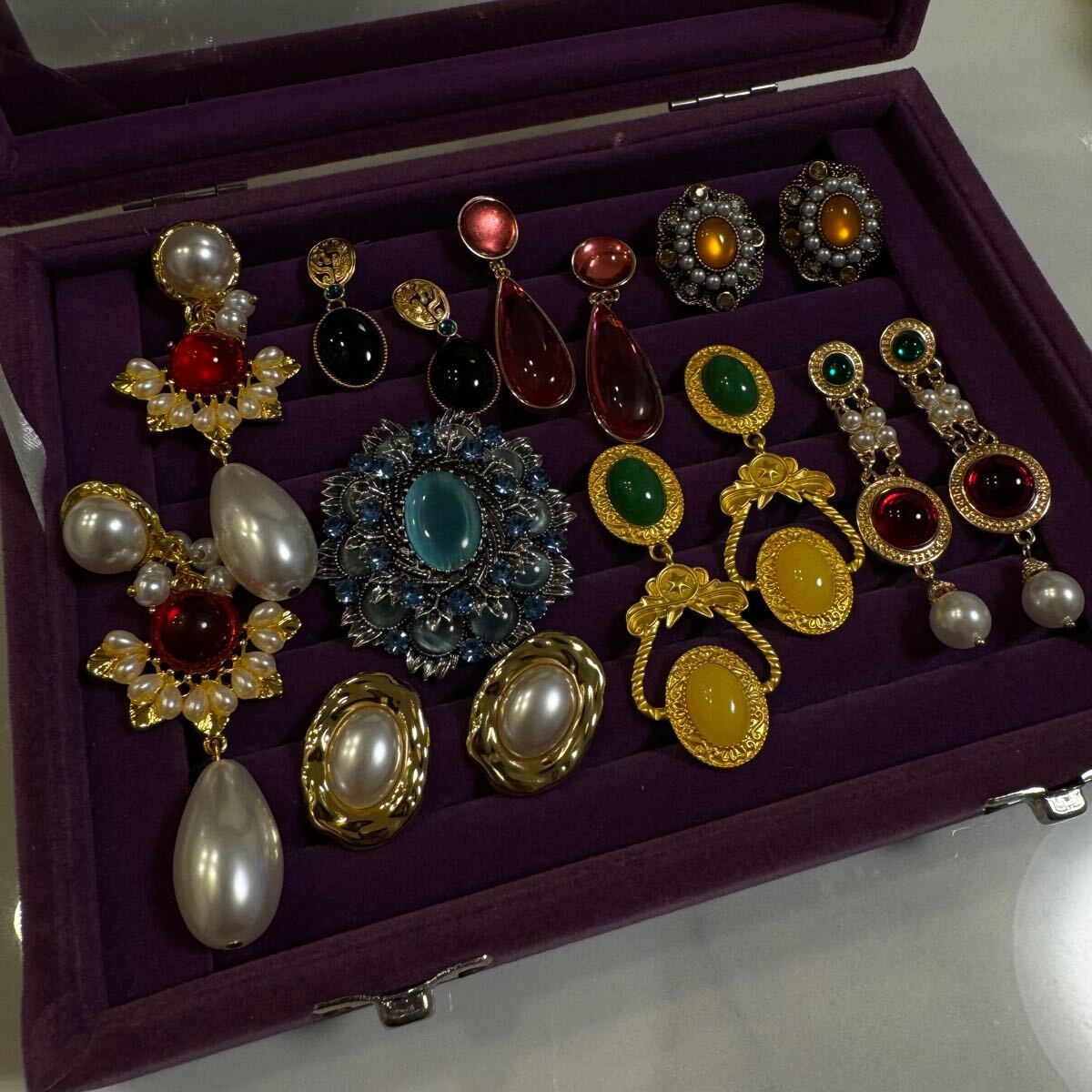 229 ヴィンテージ アクセサリー　まとめ売り　まとめて　大量　アンティーク　昭和レトロ　豪華　ゴールド　カラフル　ピアス