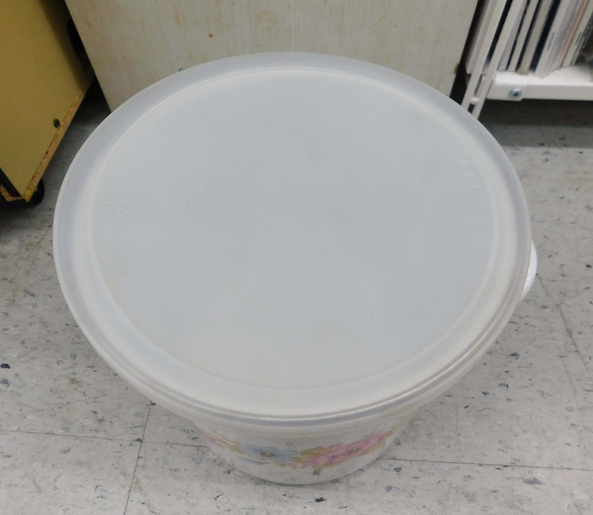 ホーロー缶　昭和レトロ　丸型　花柄　直徑約19cm　中古品　