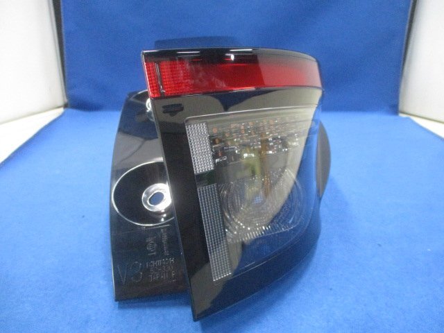 トヨタ　ヤリスクロス　MXPB10/MXPJ10　右テール　純正　ICHIKOH　52-330　【V3】　81550-52E60　294234