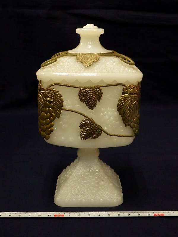 P6006 乳白ガラス 金属細工 葡萄文 蓋付 容器 蓋物 花器 花瓶