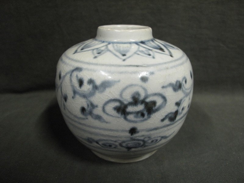 A1933 ベトナム古陶 安南 青花瓷 染付 花唐草文 小壷 16世紀頃 明代