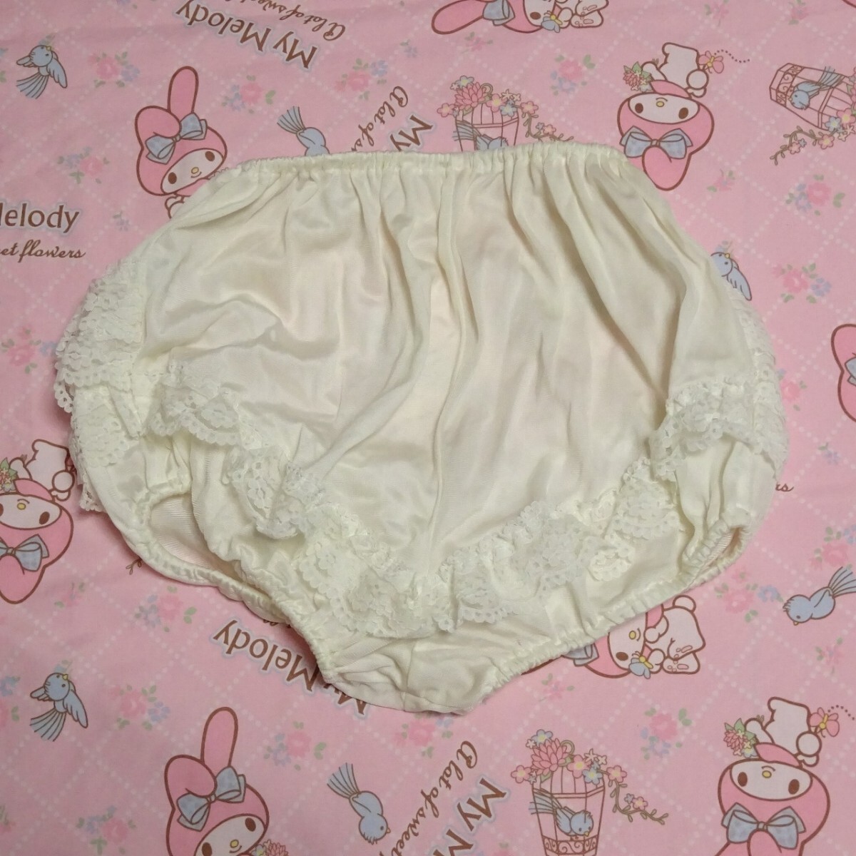 （1006） テニスアンダースコート 白 サイズM〜L程度 前3段後1段フリル付 レディス ツルツル 光沢 軽量 匿名配送