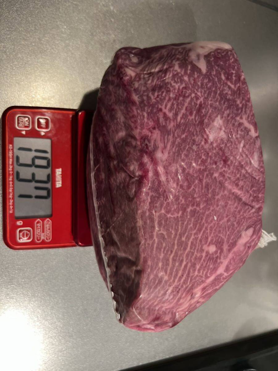 国産黒毛和牛A4ランク　肩三角　1937g