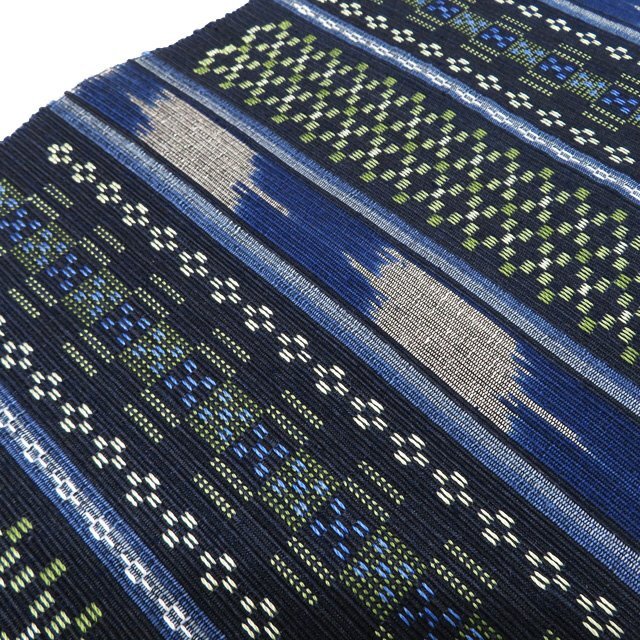 特選 帯反物 新古品 正絹 紬地 未仕立て 琉球 南風(fēng)原花織 ラベル付き 手織 伝統(tǒng)工蕓士 野原俊雄 濃紺色 多色 きもの北條 A1092-9