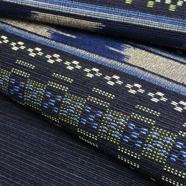 特選 帯反物 新古品 正絹 紬地 未仕立て 琉球 南風(fēng)原花織 ラベル付き 手織 伝統(tǒng)工蕓士 野原俊雄 濃紺色 多色 きもの北條 A1092-9