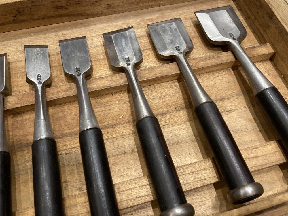 020 おすすめ商品 月市弘 鑿 のみ 黒檀柄 大工道具 13本組 現状 020 おすすめ商品 月市弘 鑿 のみ 黒檀柄 大工道具 13本組 現状
