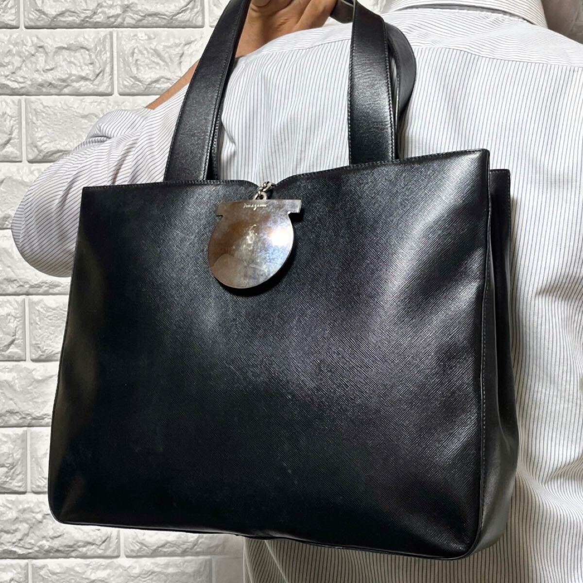 【美品】フェラガモ　トートバッグ　ガンチーニ A４収納　キャンバスレザー　黒 FERRAGAMO 送料無料 Ferragamo サルヴァトーレ フェラガモ