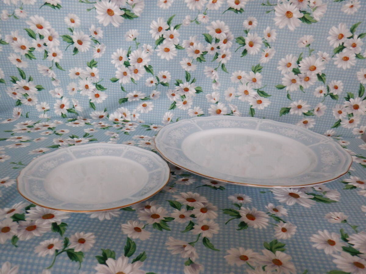 Ｄ９　ＮＯＲＩＴＡＫＥ『ノリタケ（ブルーレース）★金彩　淡いブルーのラインに白い小花柄の小皿＆大皿～２枚まとめて　日本製』～箱なし