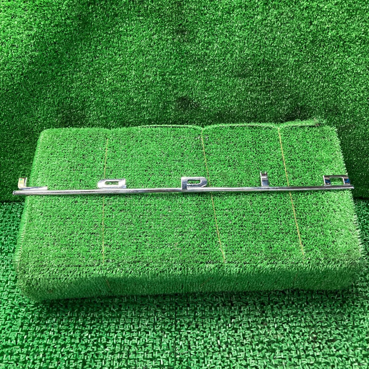 ??アルトラパン HE22S ショコラX エンブレム フロントバンパー用 (W10435)??