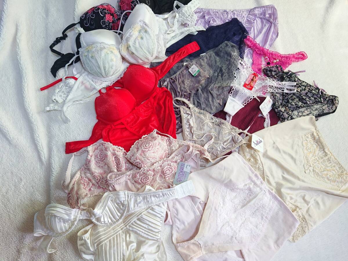 ★sweet★1円スタート。補正下着、まとめて。セット。ブラジャー、ショーツ.ガードル。下着。高級あり。大量。Ｔバック、わけあり！