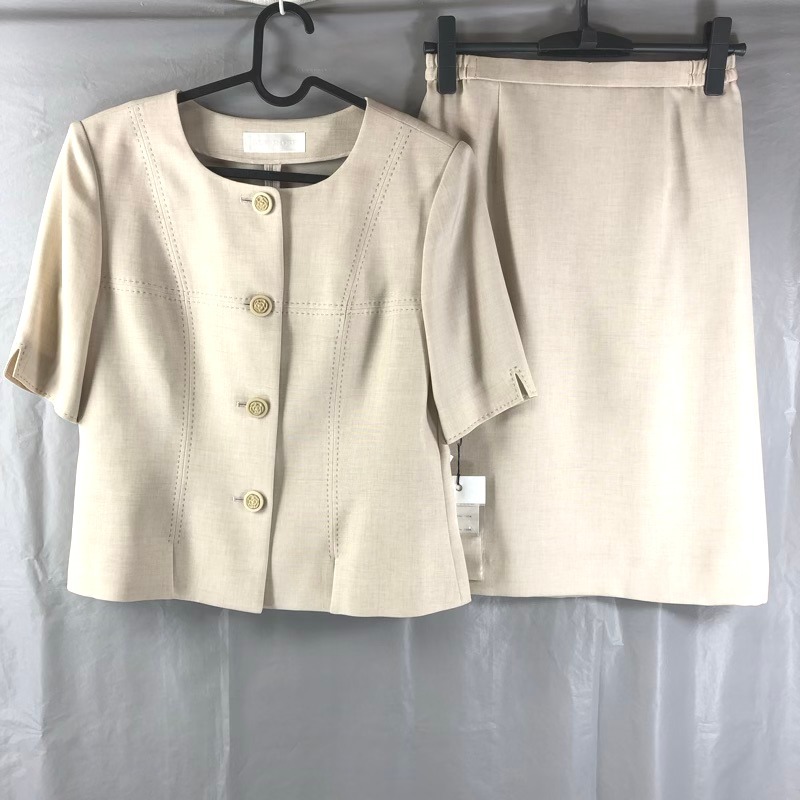 サンローズ SUN ROSE セットアップ スカートスーツ 半袖 スリット袖 飾りボタン タグ付き 肩パッド ベージュ 40サイズ 916053