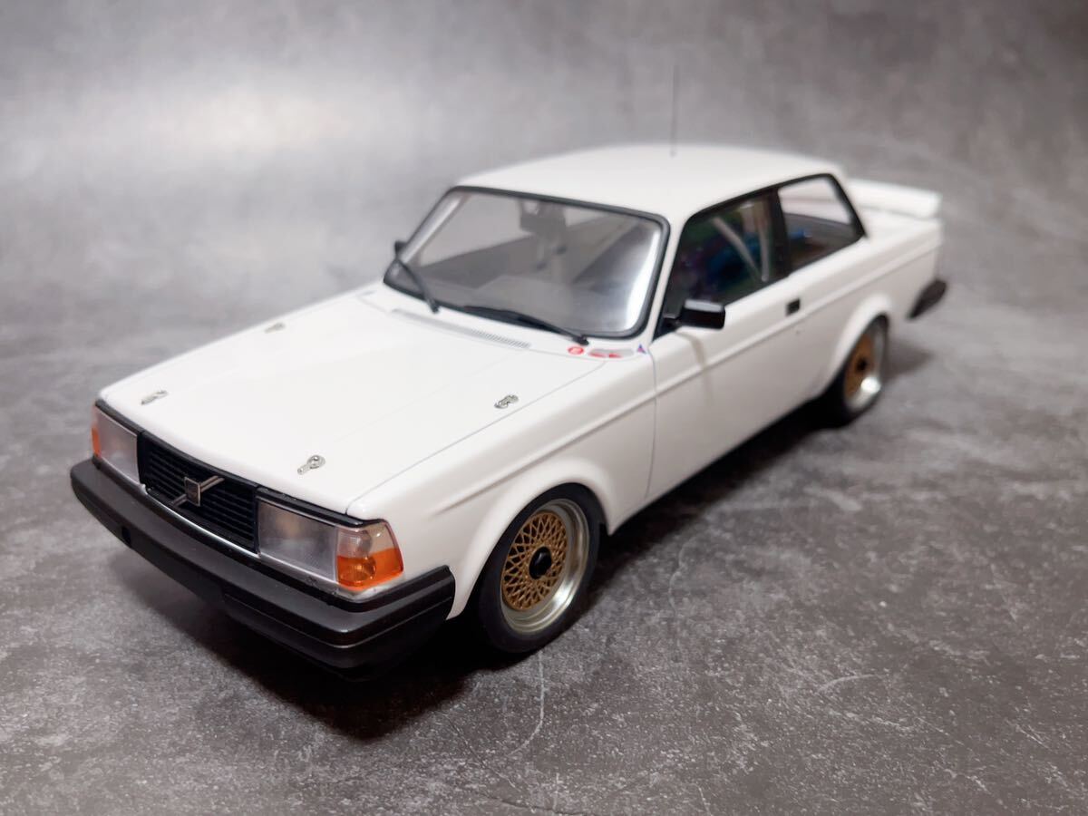 【50％OFF】 絶版希少 AUTOart Volvo (ボルボ) 240 Turbo Plain Body Version ミニカー