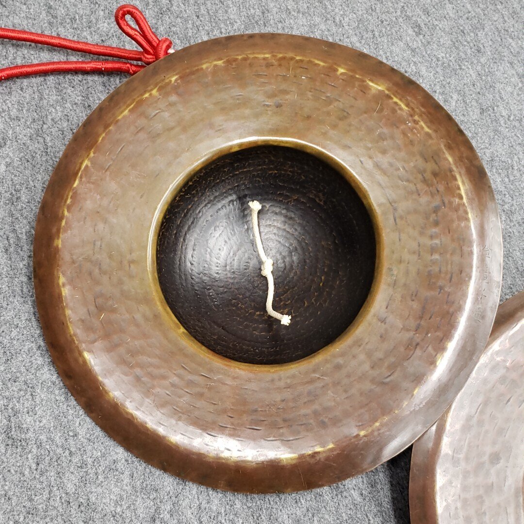 寺院仏具 妙鉢 半双(2枚) 金竜子 法具 一枚約1.3kg 直径約38 寺院仏具 妙鉢 半双(2枚) 金竜子 法具 一枚約1.3kg 直径約38