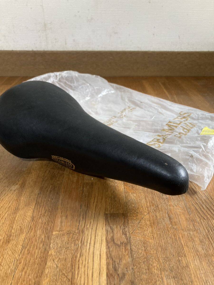 即決 希少 当時物 未使用 フジタ シームレス スーパーソフト FUJITA SEAMLESS サドル パッド入り 黒 ブラック レザー 44mm幅 ロード ピスト
