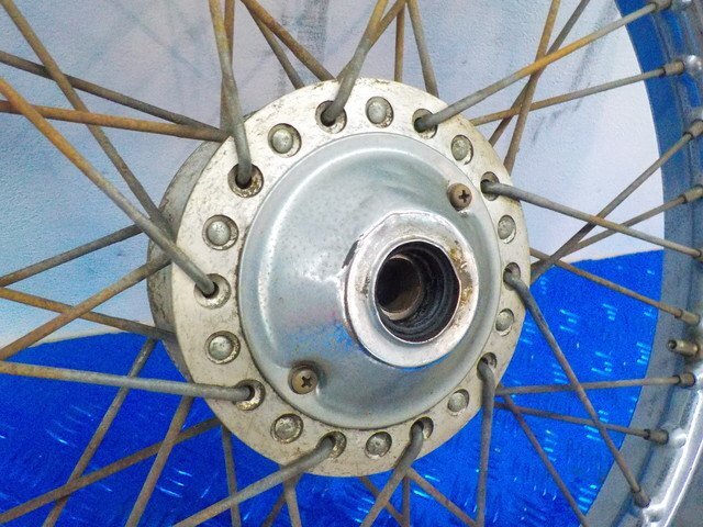 d318●○カワサキ　Z系？　KH250？　不明　純正　フロントホイール　1.85×18　スポーク　6-9/25（か）