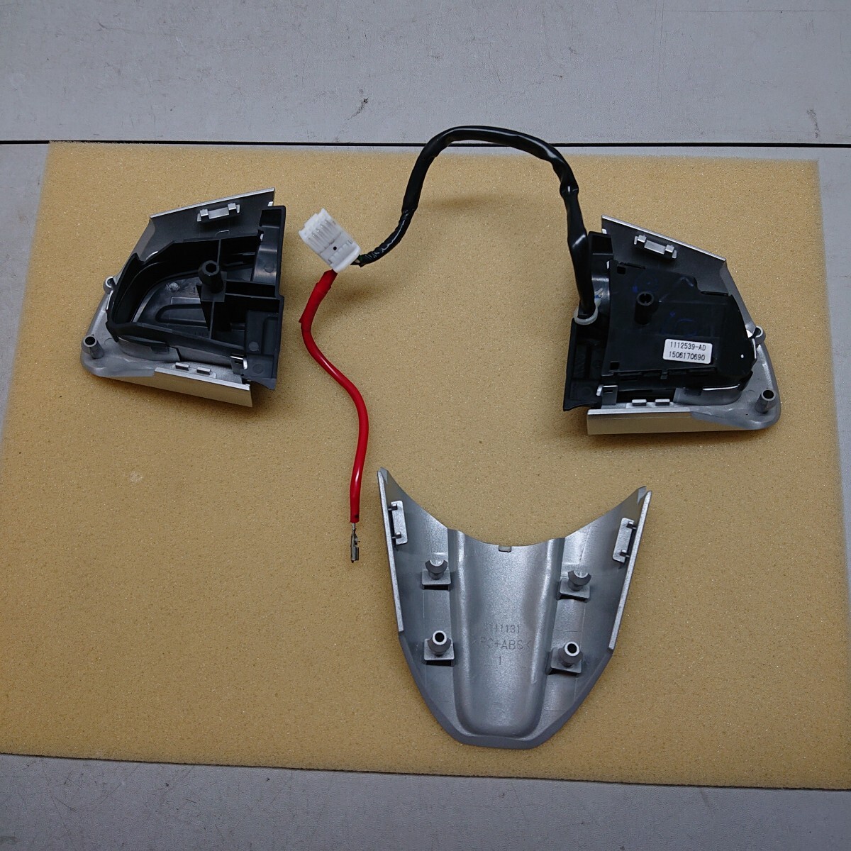 H28年式 ダイハツ ウェイク LA700S 純正 ステアリングスイッチ 3 H28年式 ダイハツ ウェイク LA700S 純正 ステアリングスイッチ 3