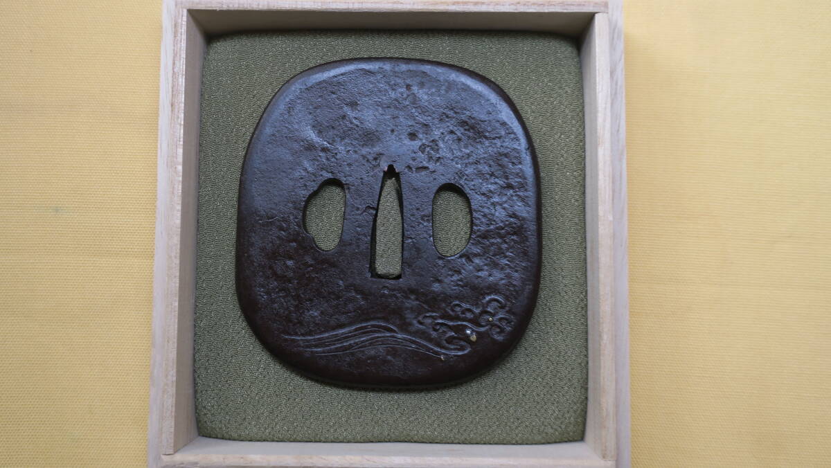 ★☆　優品　短刀鉄鍔　撫丸形　木の葉の図　音色良　★☆