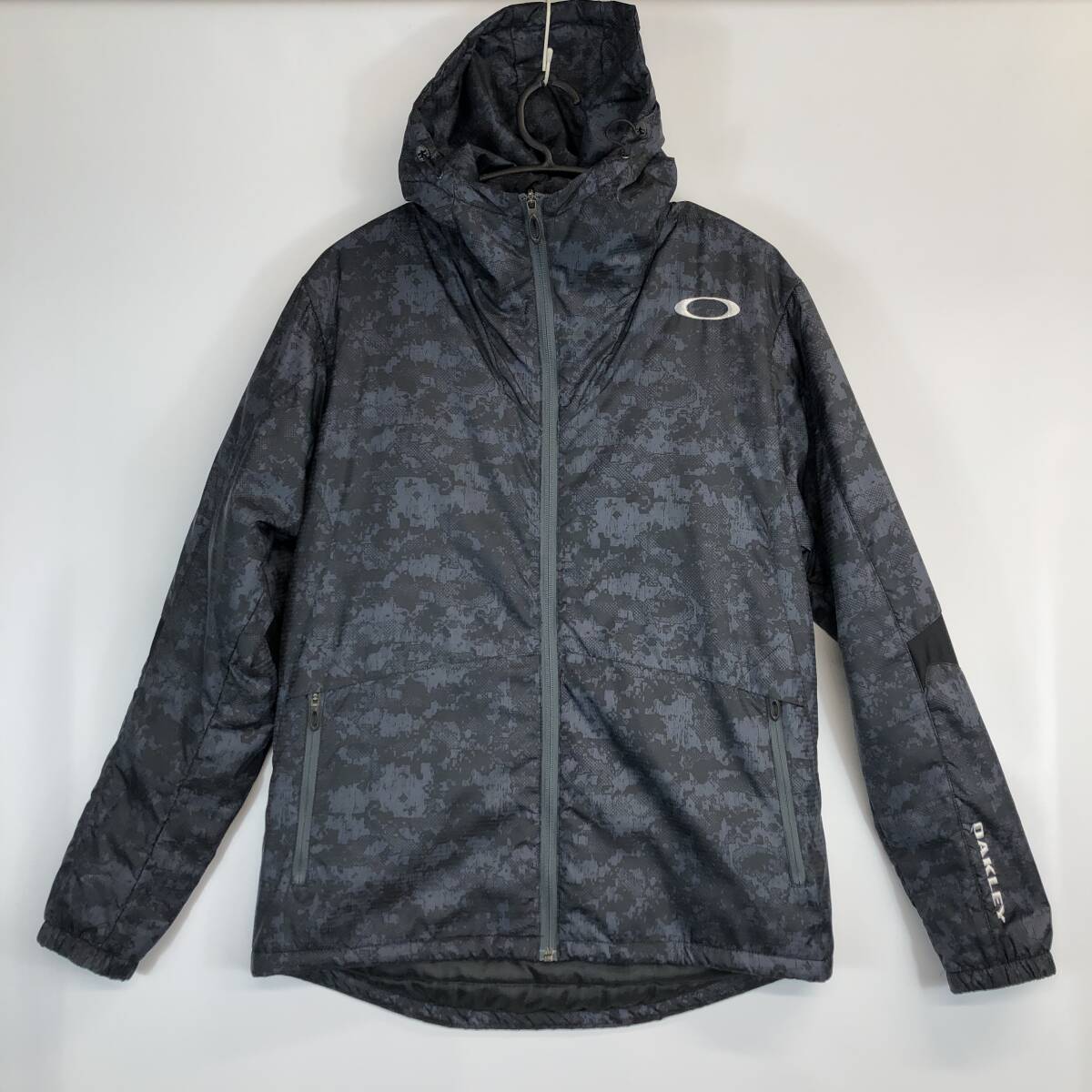 オークリー OAKLEY 中綿入り フルジップパーカー Lサイズ オークリー OAKLEY 中綿入り フルジップパーカー Lサイズ