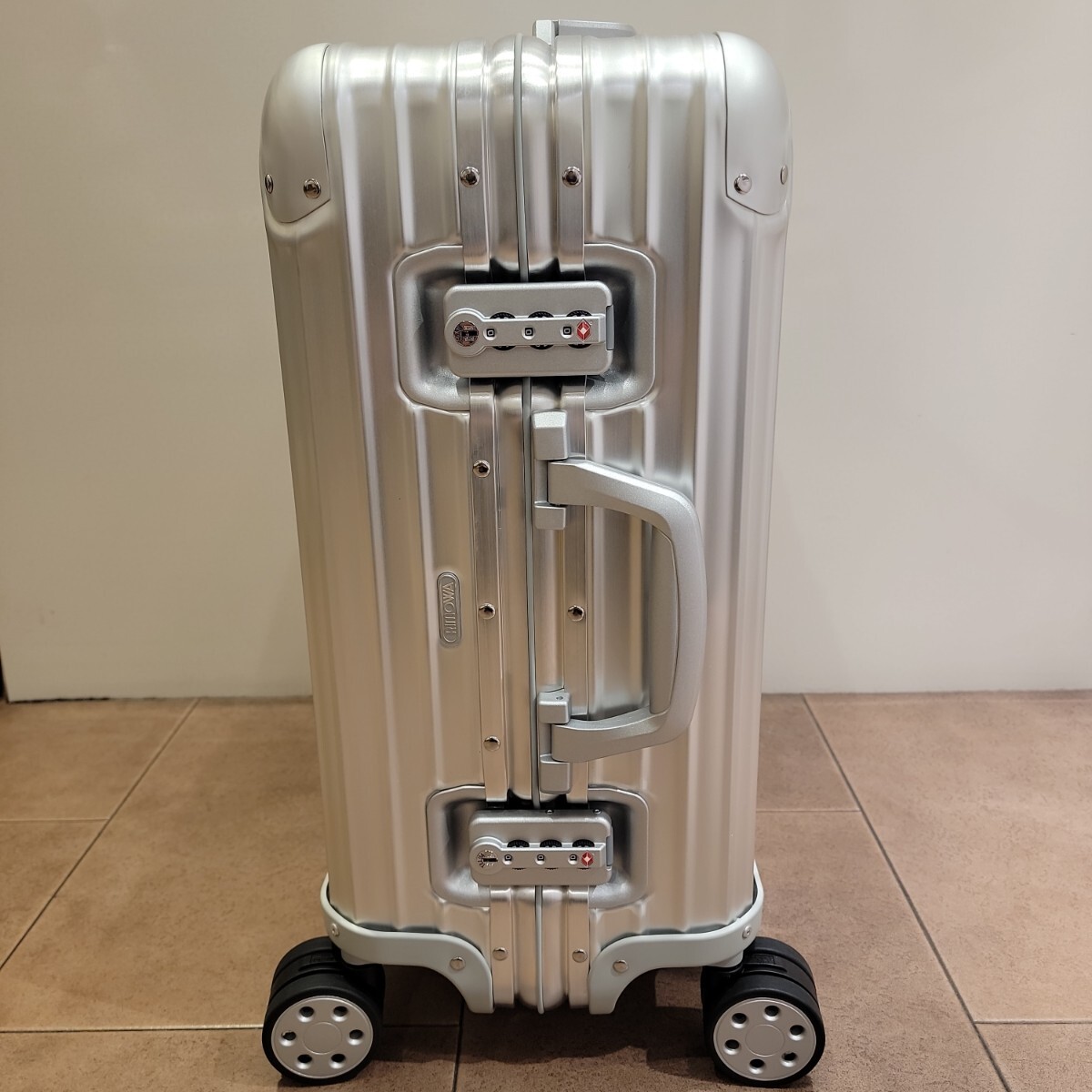 Bibian 比比昂- 新品未使用リモワ45L 希少廃盤旧型4輪トパーズ Bibian 比比昂- 新品未使用リモワ45L 希少廃盤旧型4輪トパーズ