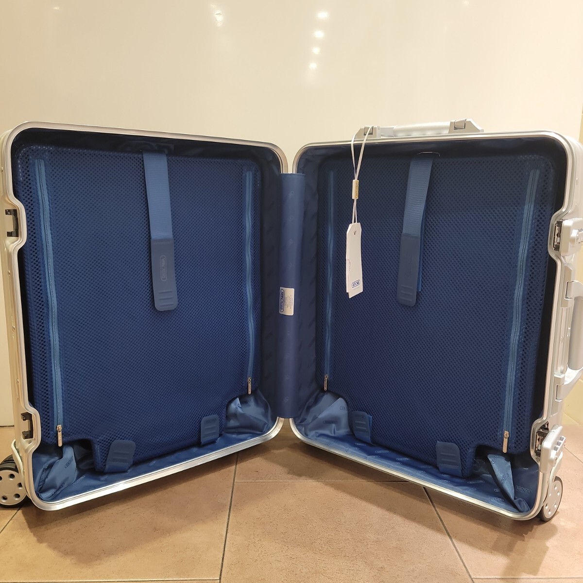 Bibian 比比昂- 新品未使用リモワ45L 希少廃盤旧型4輪トパーズ Bibian 比比昂- 新品未使用リモワ45L 希少廃盤旧型4輪トパーズ