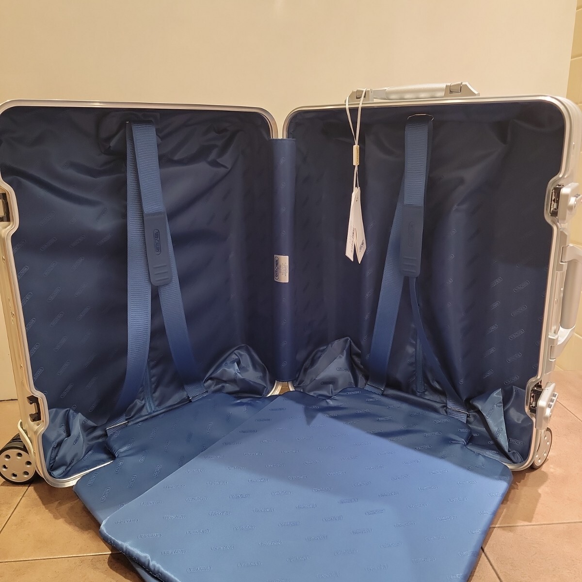 Bibian 比比昂- 新品未使用リモワ45L 希少廃盤旧型4輪トパーズ Bibian 比比昂- 新品未使用リモワ45L 希少廃盤旧型4輪トパーズ