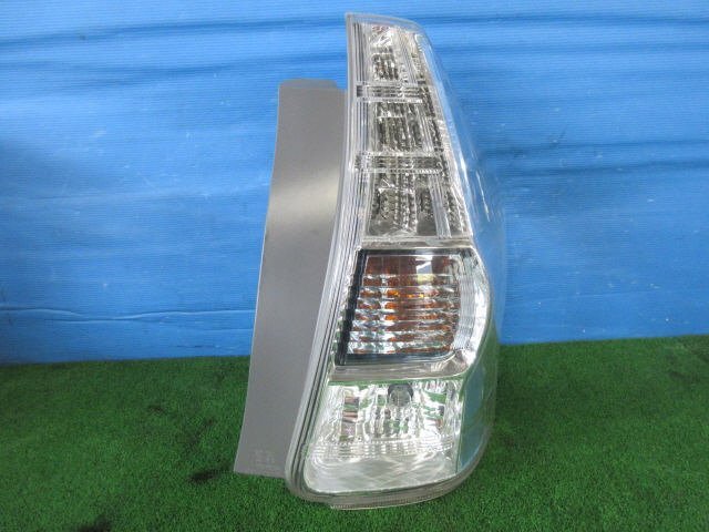 プリウスα 有り難く DAA-ZVW41W 右テールランプ 47-46 81551 プリウスα 有り難く DAA-ZVW41W 右テールランプ 47-46 81551