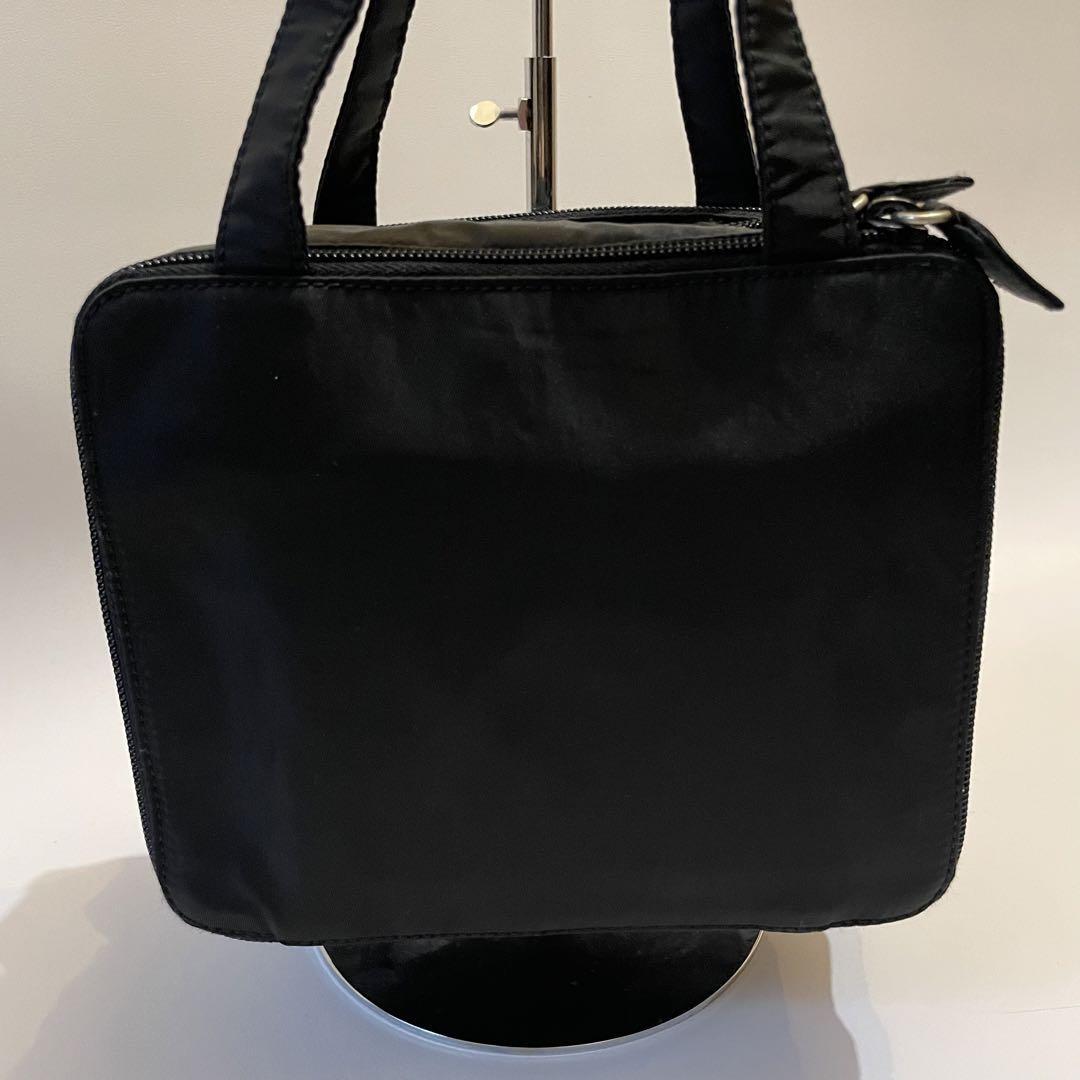 美品 PRADA ハンドバッグ ナイロン 三角ロゴ 仕切り ブラック 黒 美品 PRADA ハンドバッグ ナイロン 三角ロゴ 仕切り ブラック 黒