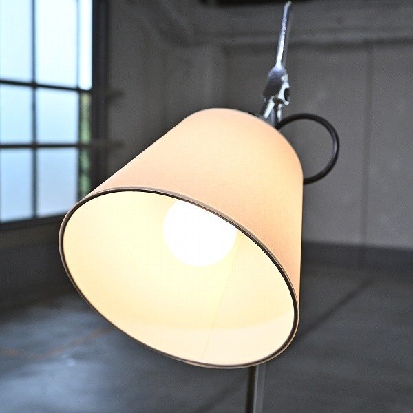 2018年製 Artemide 60万「TOLOMEO Basculante」4個 テーブル 2018年製 Artemide 60万「TOLOMEO Basculante」4個 テーブル