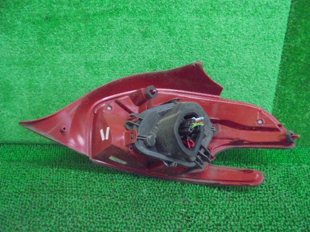 7FJ8033 AFT5)) プジョー 208 ABA-A95F01 2013年 純正 テールライト左