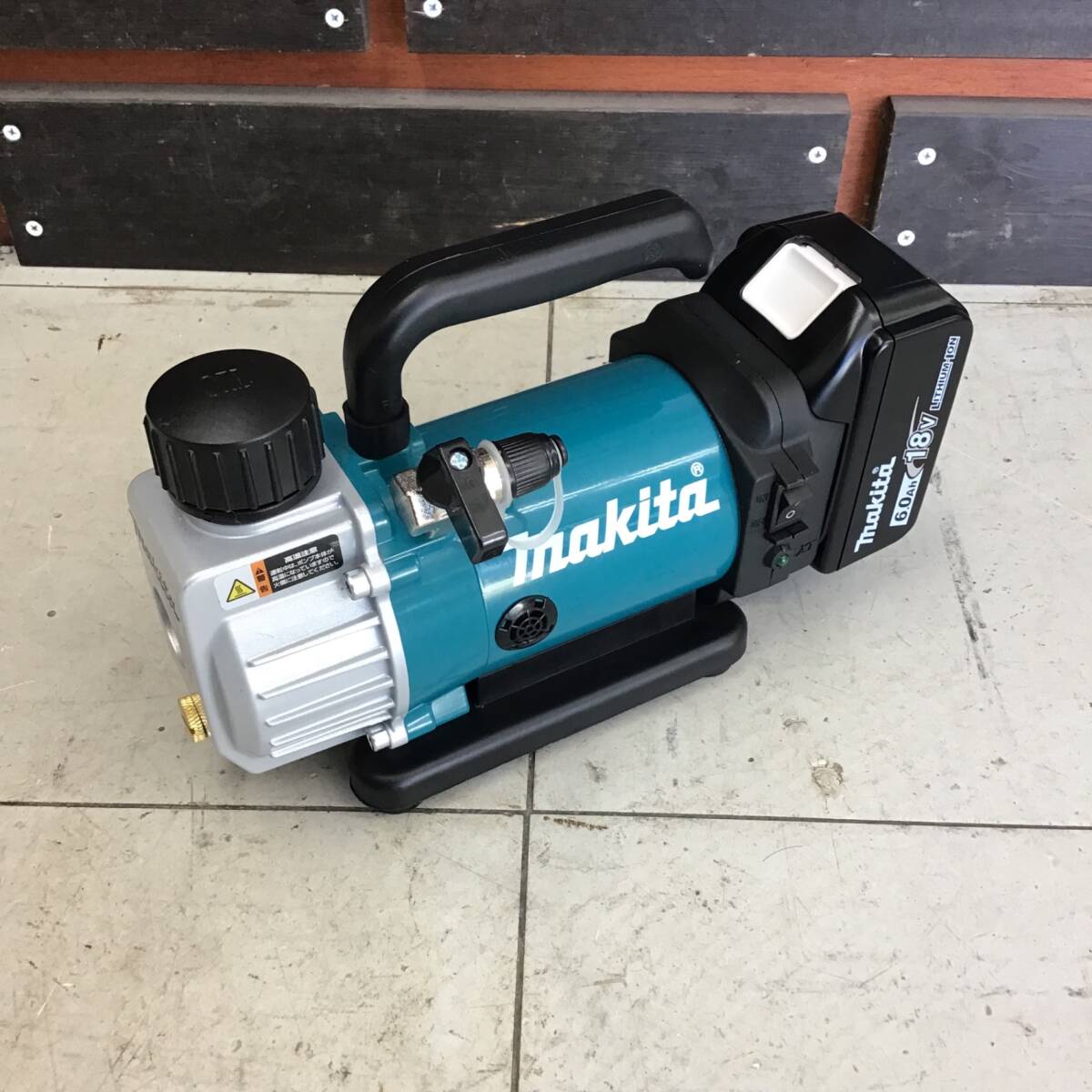 【中古美品】 マキタ/makita コードレス真空ポンプ・VP180DZ ■送料無料・代引き・店頭受取対応■
