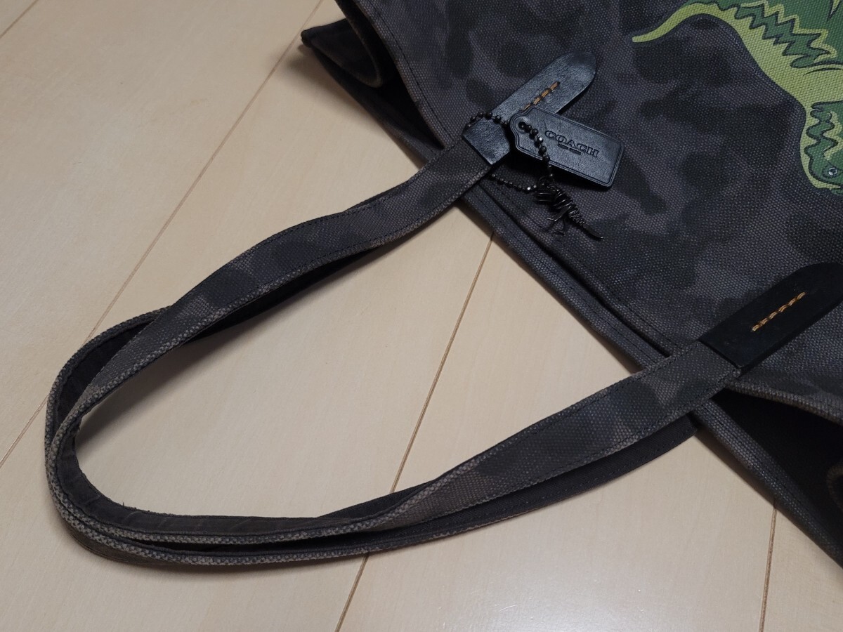 COACH】コーチ トートバッグ レキシー 恐竜 カモフラージュ COACH】コーチ トートバッグ レキシー 恐竜 カモフラージュ