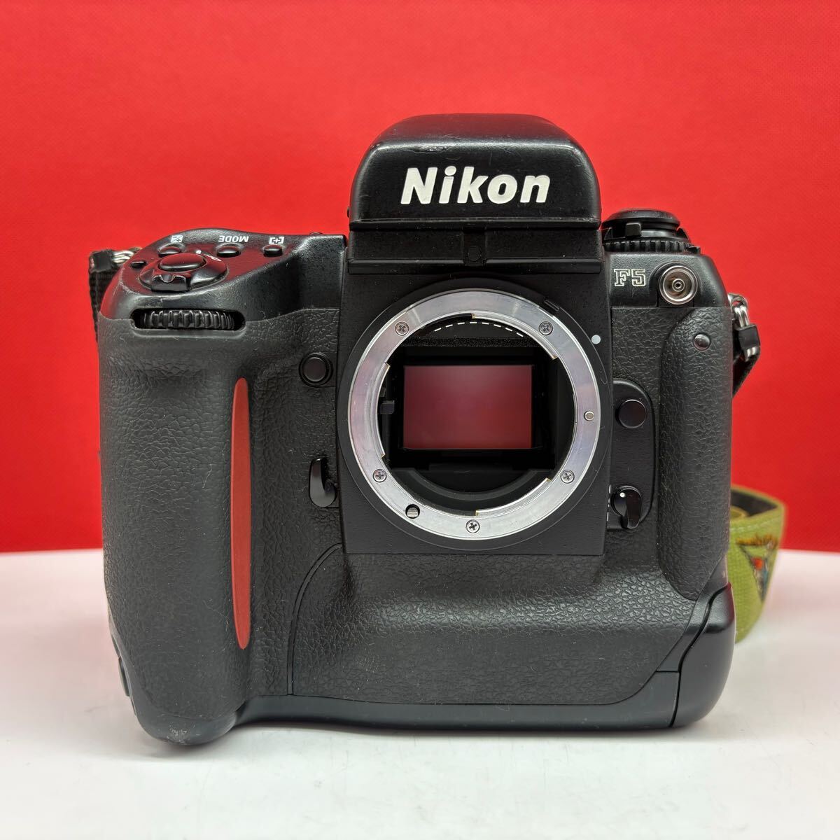 Nikon F5 ボディ フィルムカメラ 一眼レフカメラ シャッター Nikon F5 ボディ フィルムカメラ 一眼レフカメラ シャッター
