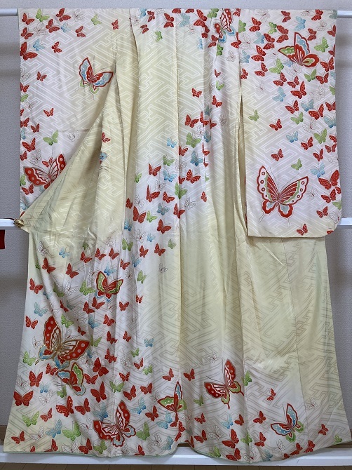 286.昭和レトロ◆絹中古◆十三参り　可愛いカラフルな蝶々づくし　金彩沙綾型織り出し着物・・・◆身丈149センチ裄53.5＋3ンチ袖77センチ