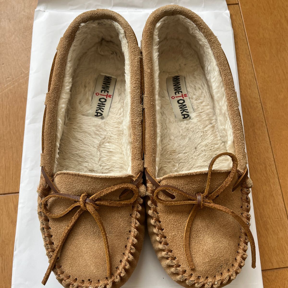 MINNETONKA 26㎝　ベージュ　スリッポン