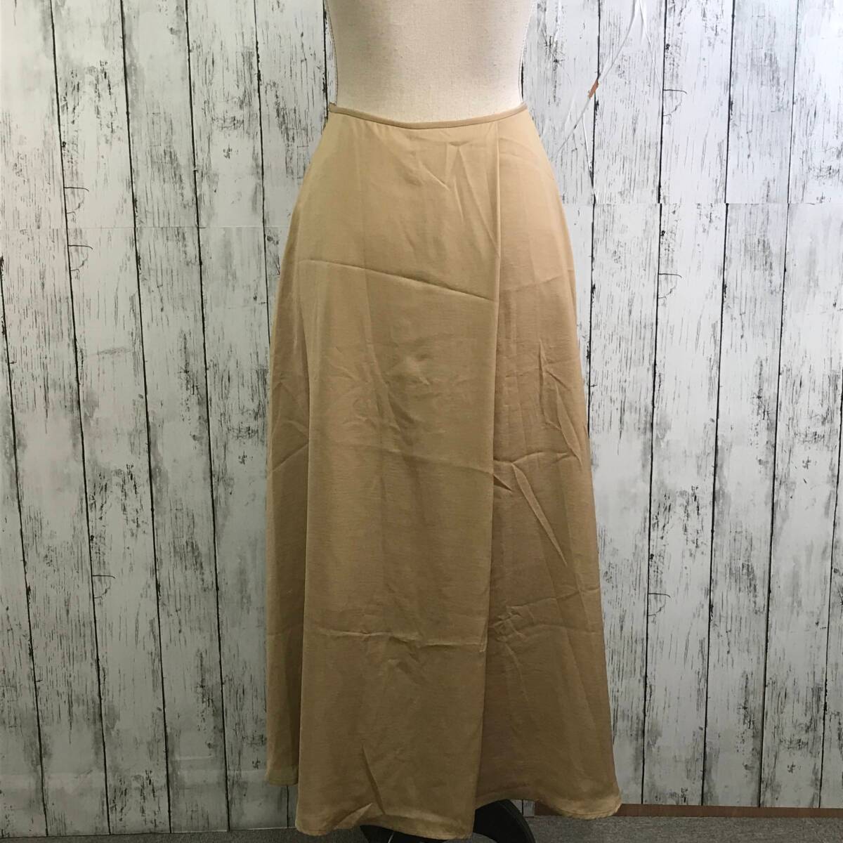 NATURAL BEAUTY BASIC　ナチュラルビューティーベーシック　サテンマキシスカート　Sサイズ　ベージュ　T-632　USED