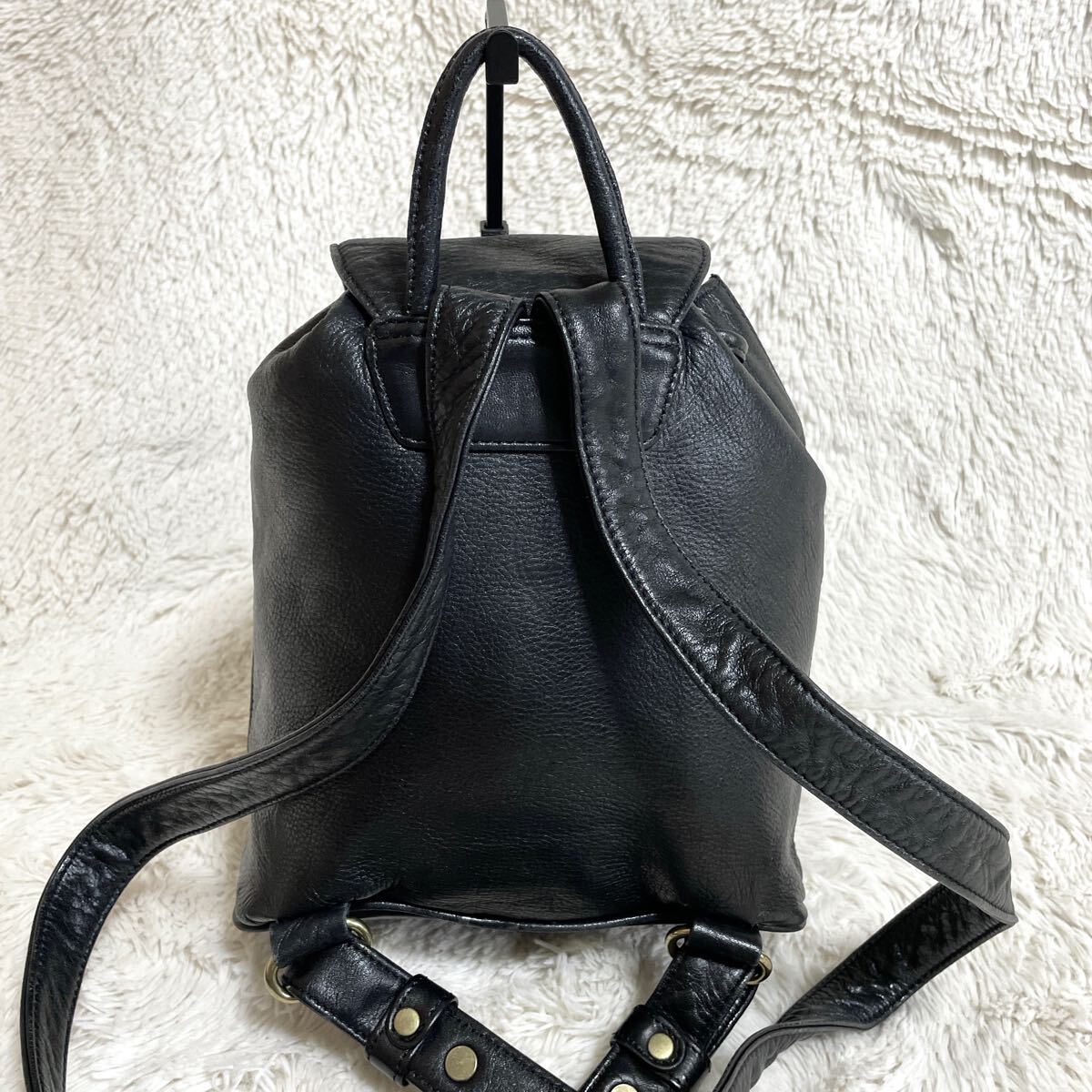 美品 希少 DKNY 本革 オールレザー 南京錠 金具 リュック バック 美品 希少 DKNY 本革 オールレザー 南京錠 金具 リュック バック