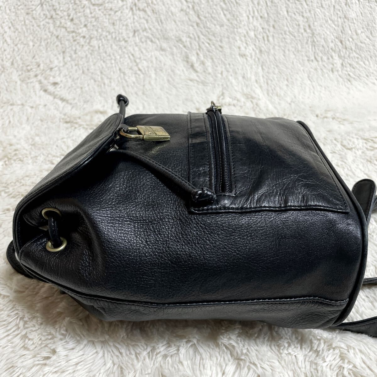 美品 希少 DKNY 本革 オールレザー 南京錠 金具 リュック バック 美品 希少 DKNY 本革 オールレザー 南京錠 金具 リュック バック