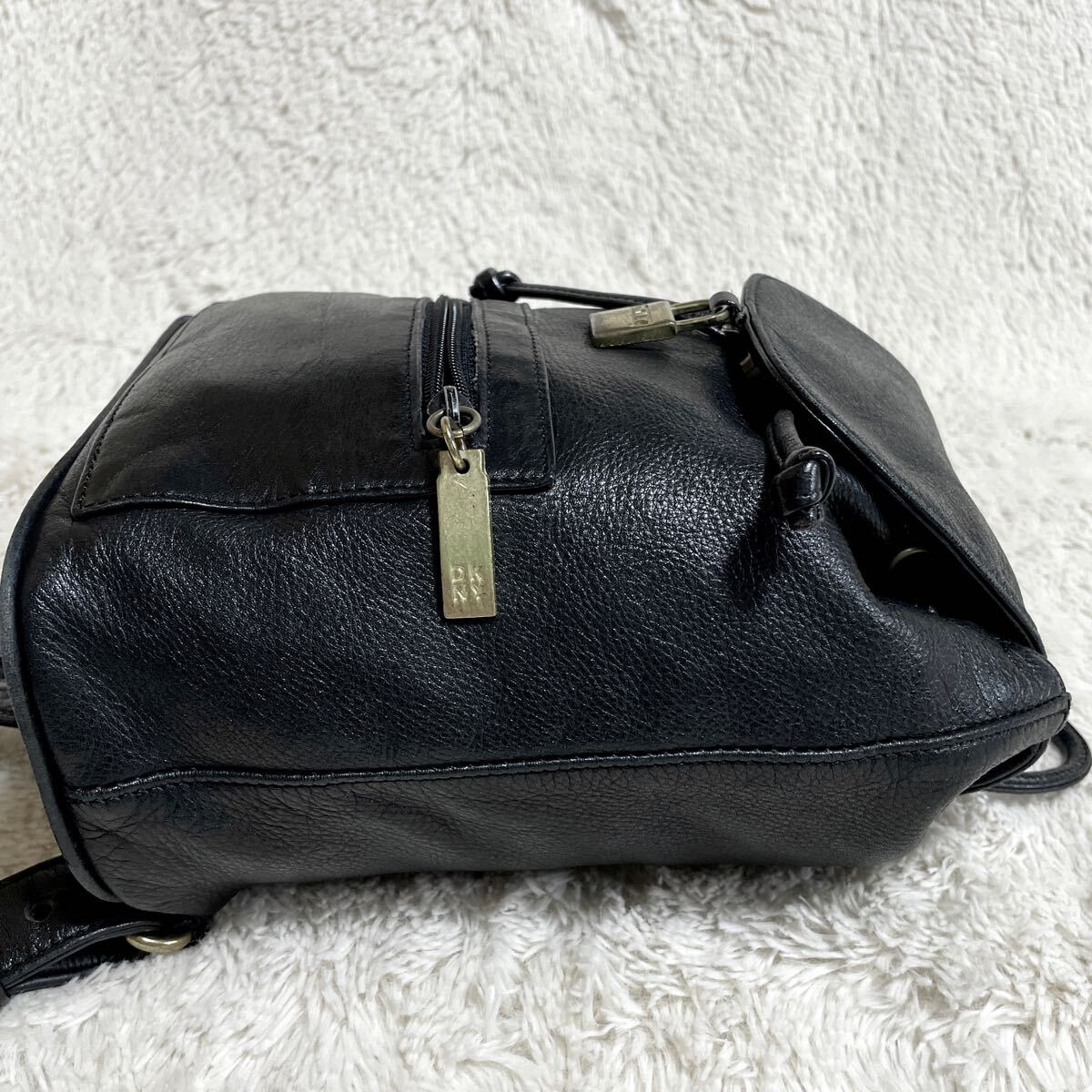 美品 希少 DKNY 本革 オールレザー 南京錠 金具 リュック バック 美品 希少 DKNY 本革 オールレザー 南京錠 金具 リュック バック