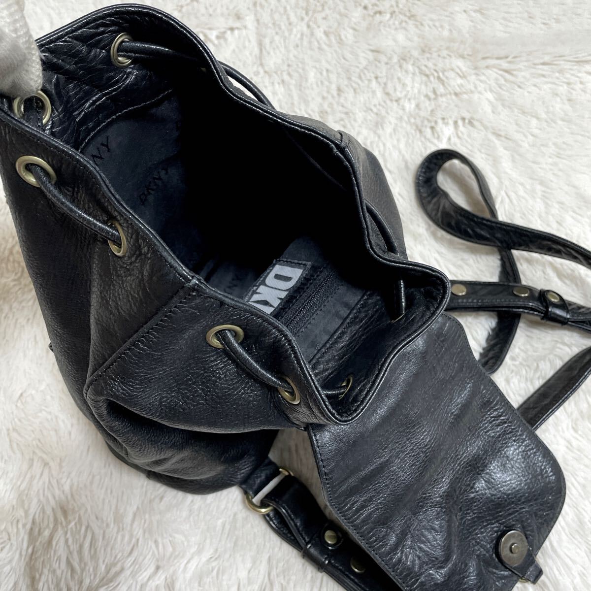 美品 希少 DKNY 本革 オールレザー 南京錠 金具 リュック バック 美品 希少 DKNY 本革 オールレザー 南京錠 金具 リュック バック