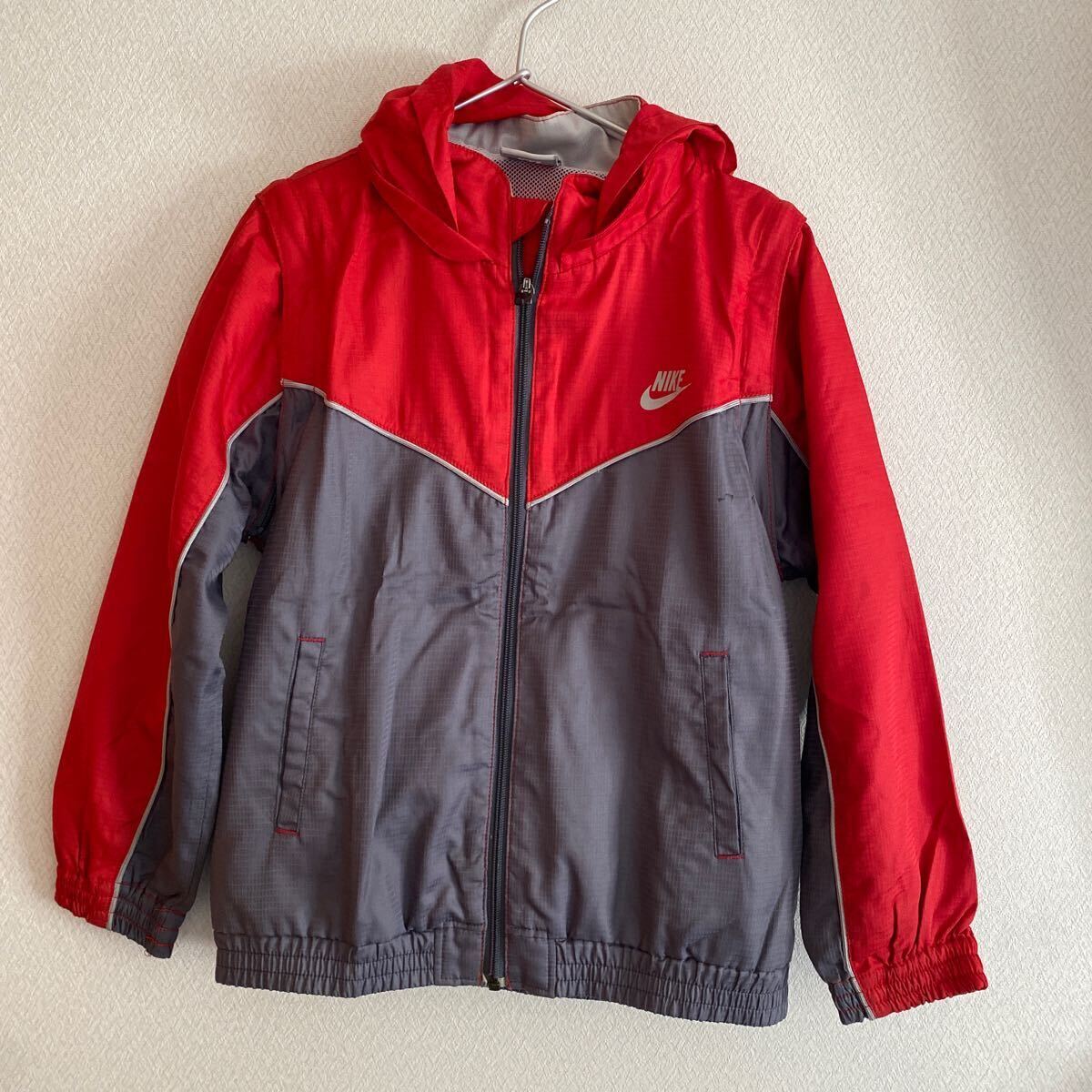 ナイキ　NIKE アウター　ブルゾン　ナイロンジャケット　ジュニア　120 キッズ　男の子　子供服　レッド　赤　グレー　長袖