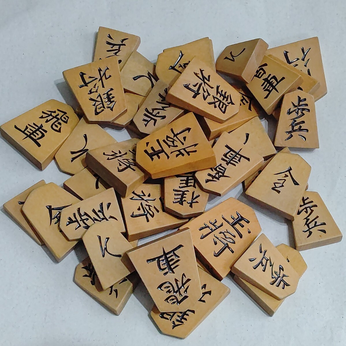 香園作 淇洲書 御将棋駒 彫駒 古い将棋駒 レトロ 桐箱付 中古 香園作 淇洲書 御将棋駒 彫駒 古い将棋駒 レトロ 桐箱付 中古