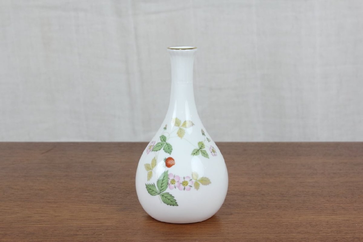 ウェッジウッド　ワイルドストロベリー　フラワーベース　花瓶　　WILD STRAWBERRY　WEDGWOOD　イギリス　一輪挿し せ78