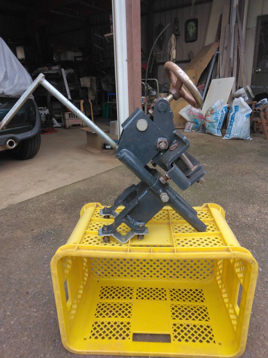 播種機をトラクター（デプスビーム）に取り付けるための金具