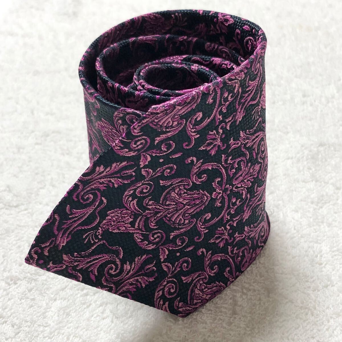 美品 GIANNI VERSACE ジャンニヴェルサーチ ネクタイ スカーフ柄 美品 GIANNI VERSACE ジャンニヴェルサーチ ネクタイ スカーフ柄