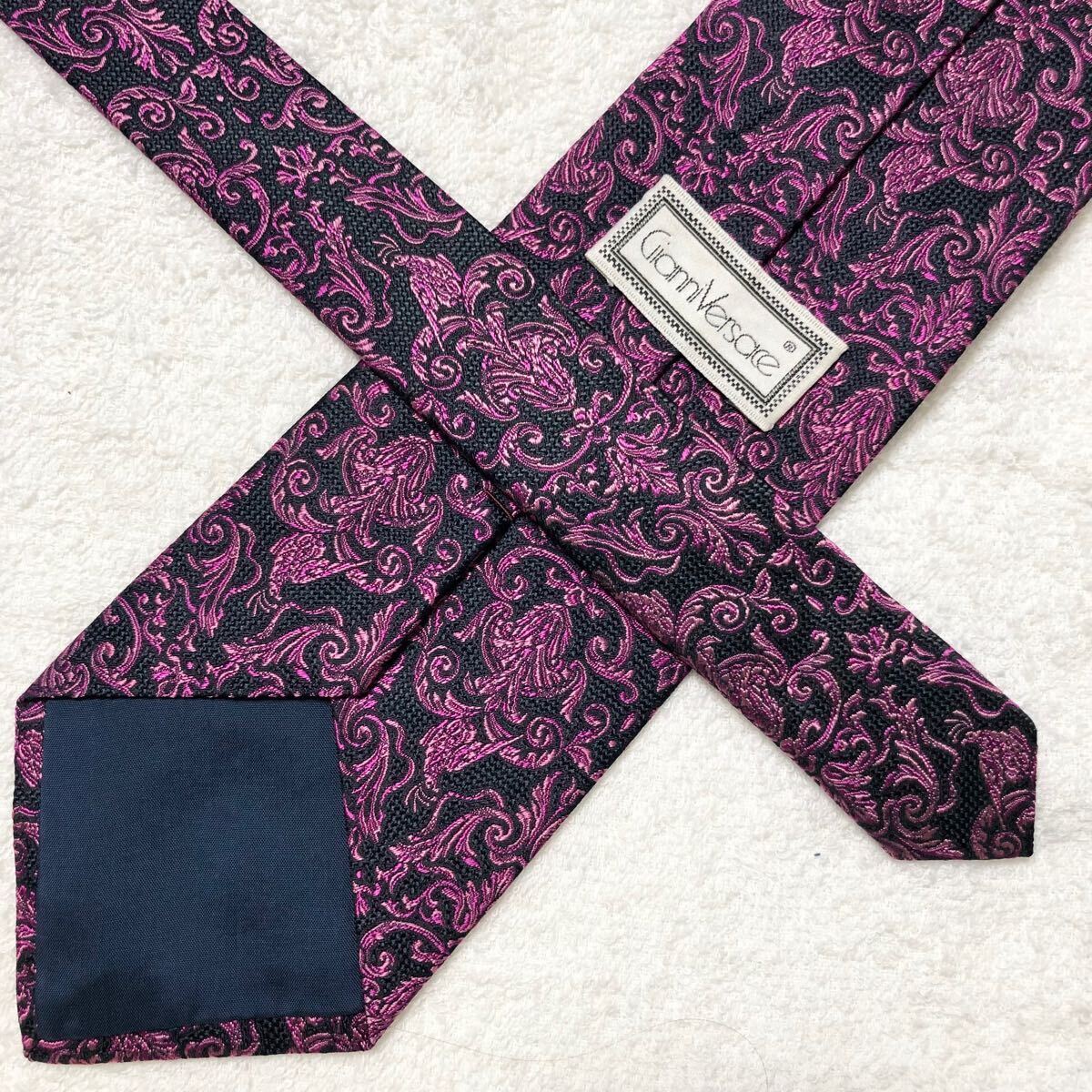 美品 GIANNI VERSACE ジャンニヴェルサーチ ネクタイ スカーフ柄 美品 GIANNI VERSACE ジャンニヴェルサーチ ネクタイ スカーフ柄