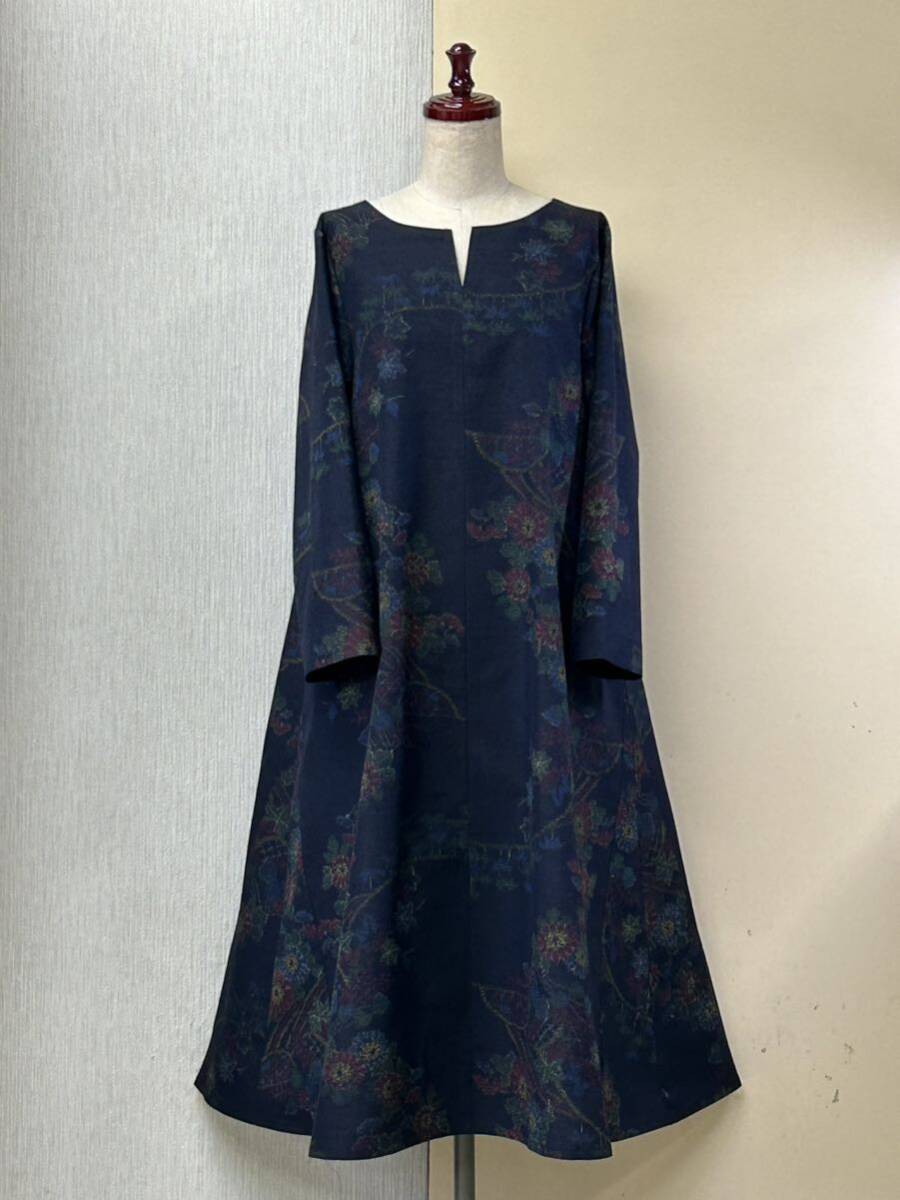着物リメイク★正絹★紬★濃紺★草花模様★長袖★衿元Vカット、ロングフレアーワンピース
