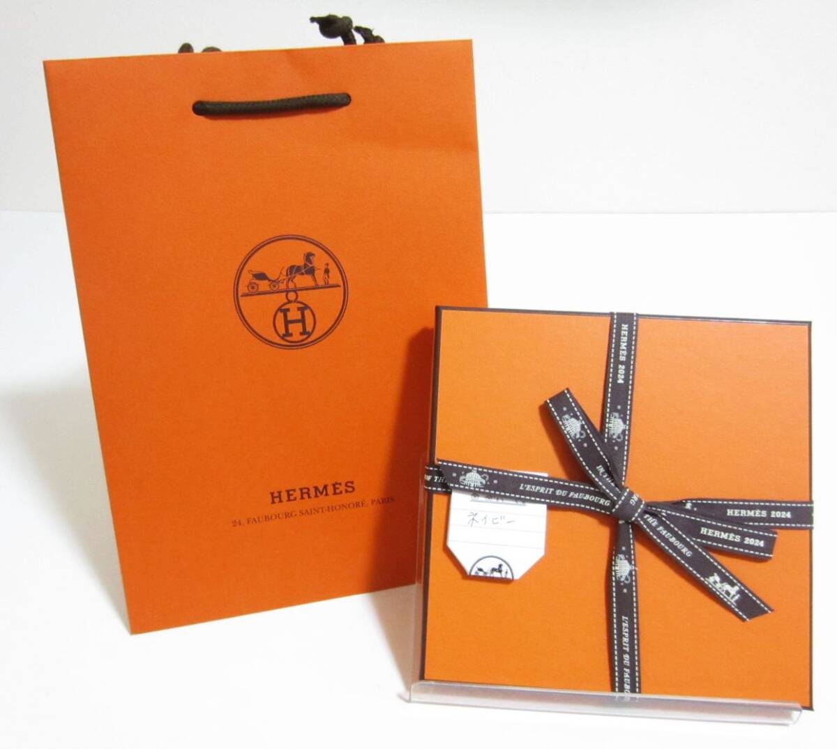 HERMES エルメス 空箱 紙袋 リボン ネイビーのハンドタオルが入っていた