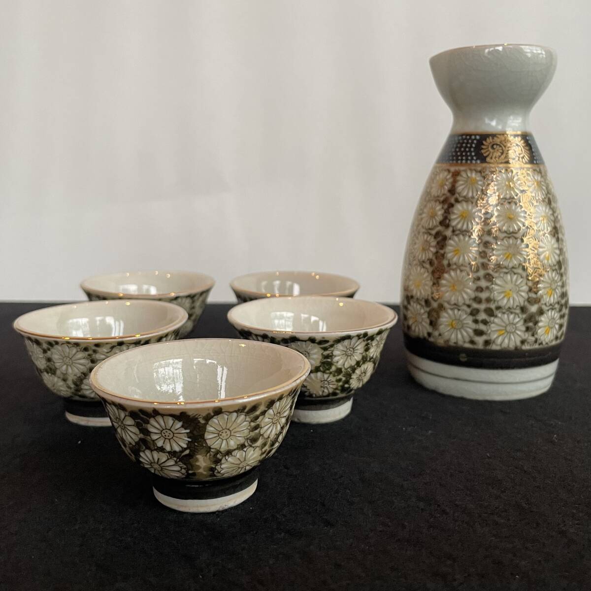 九谷焼 徳利1 猪口5 盃 金彩 菊文 美品 酒器 6点セット(全44点 九谷焼 徳利1 猪口5 盃 金彩 菊文 美品 酒器 6点セット(全44点