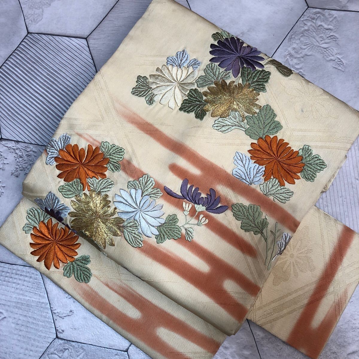 アンティーク　名古屋帯　着物　菊　エ霞　手刺繍　金駒刺繍　薄い黄色　昭和レトロ　大正ロマン　和洋折衷コーデ　正絹100% こ07-01y